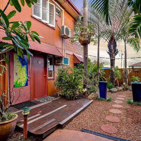 Travellers Oasis Pansiyon Cairns Dış mekan fotoğraf The courtyard of the house