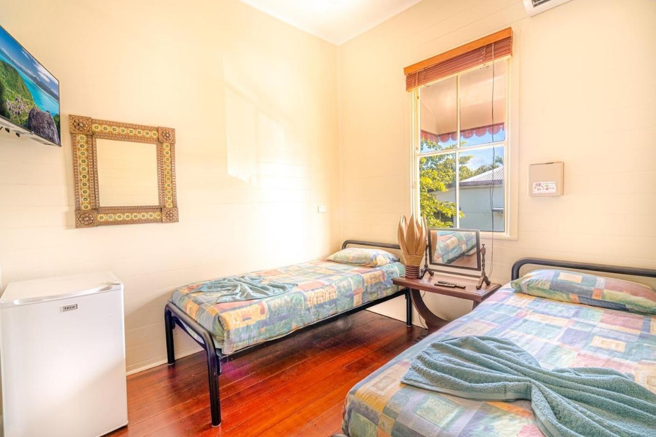 Travellers Oasis Pansiyon Cairns Dış mekan fotoğraf A typical room at the backpacker's