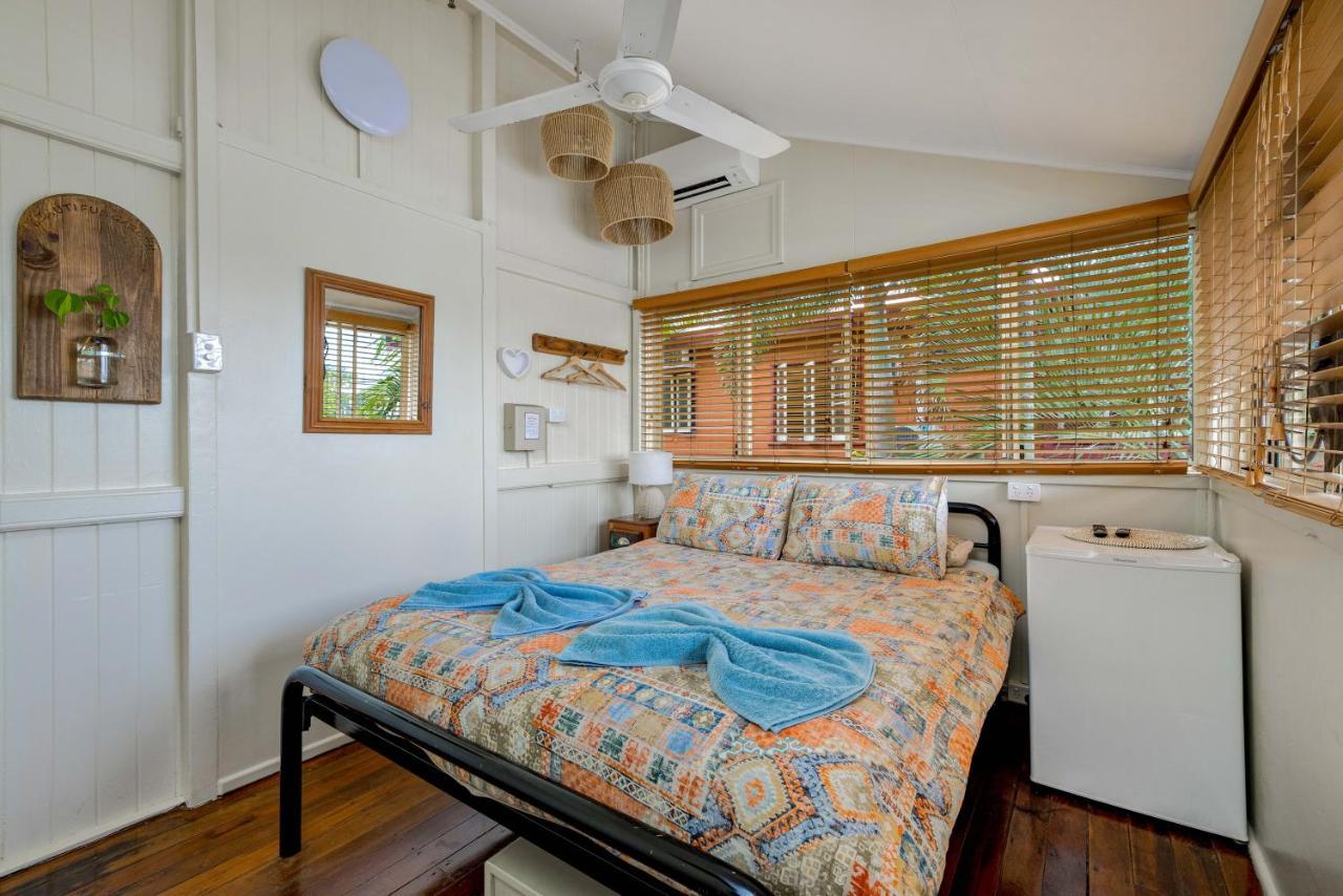 Travellers Oasis Pansiyon Cairns Dış mekan fotoğraf The bedroom of a typical beach hut