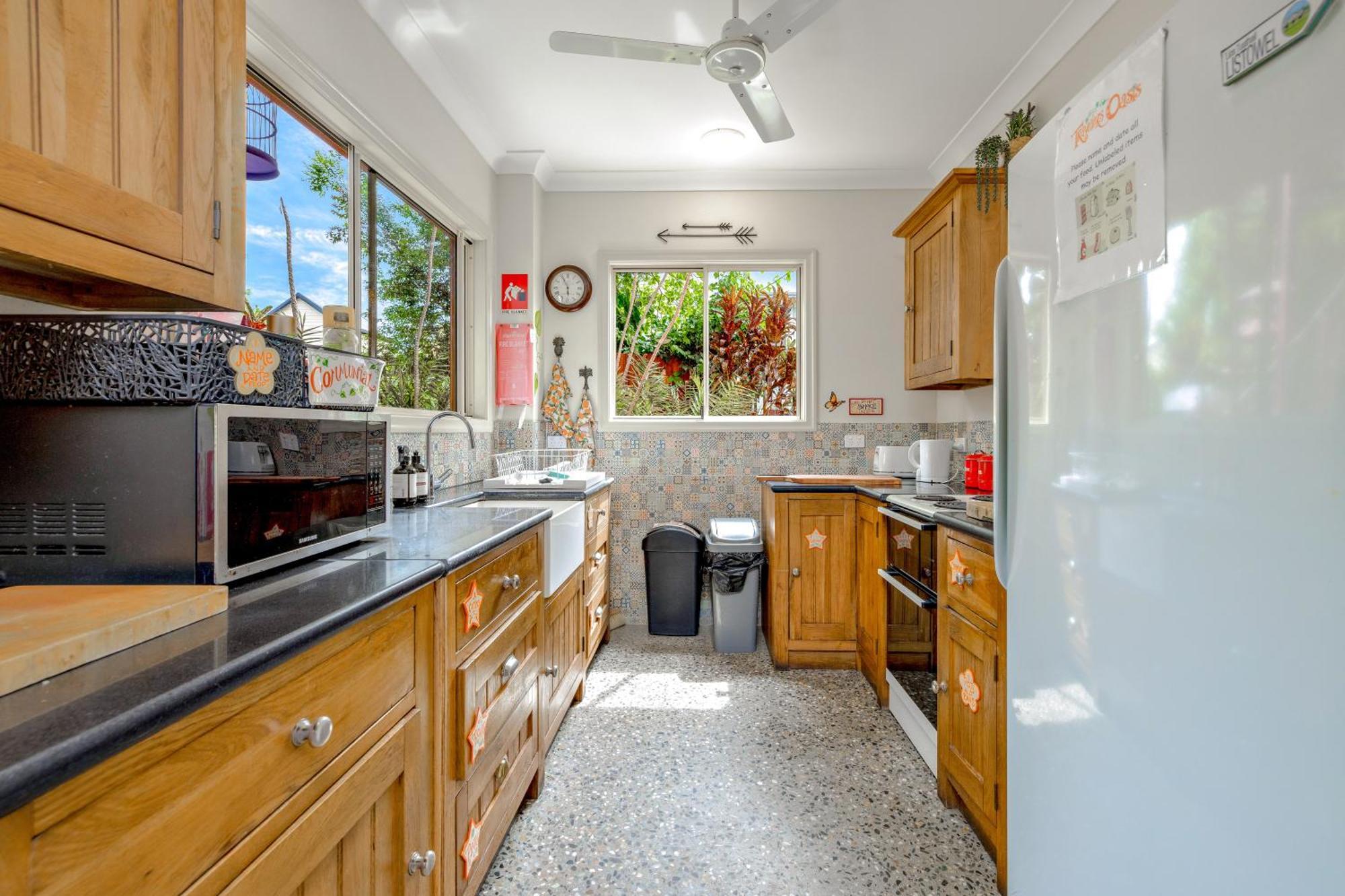 Travellers Oasis Pansiyon Cairns Dış mekan fotoğraf A typical galley kitchen