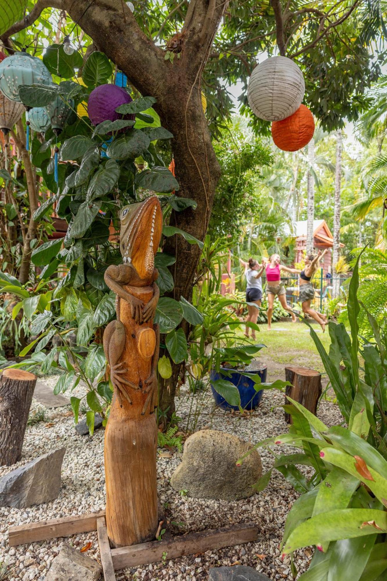 Travellers Oasis Pansiyon Cairns Dış mekan fotoğraf A sculpture in the garden