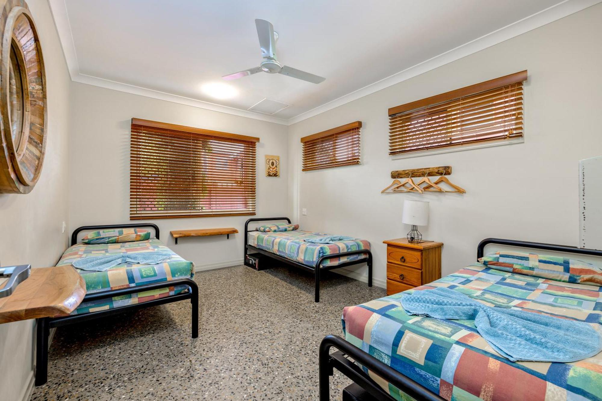 Travellers Oasis Pansiyon Cairns Dış mekan fotoğraf A bedroom at the hostel