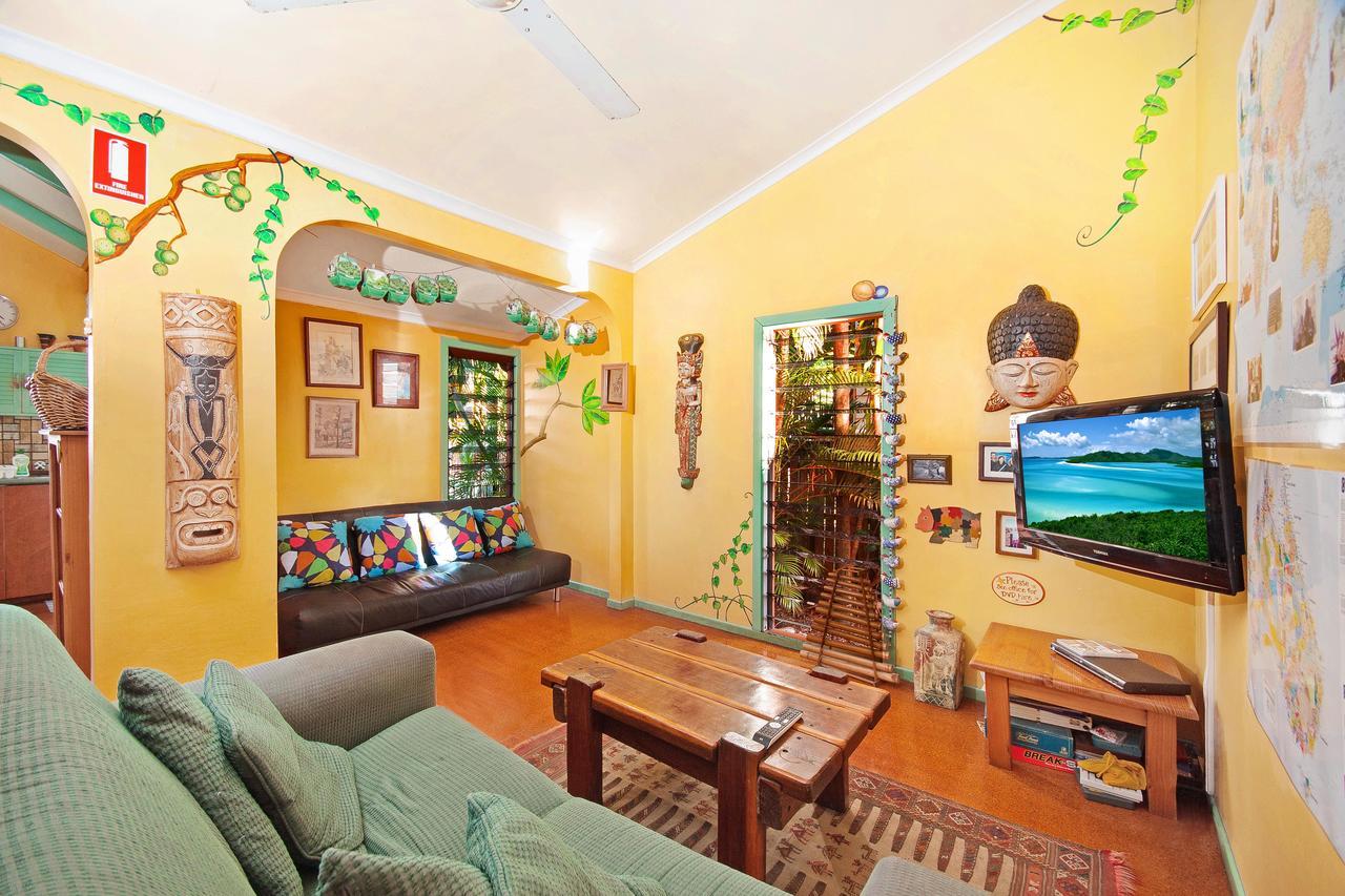 Travellers Oasis Pansiyon Cairns Dış mekan fotoğraf A living room