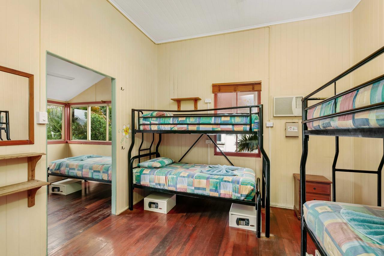 Travellers Oasis Pansiyon Cairns Dış mekan fotoğraf A typical room at a backpackers' hostel in Australia