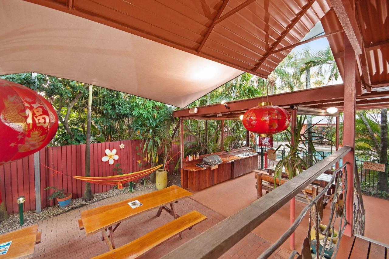 Travellers Oasis Pansiyon Cairns Dış mekan fotoğraf The outdoor kitchen at the resort