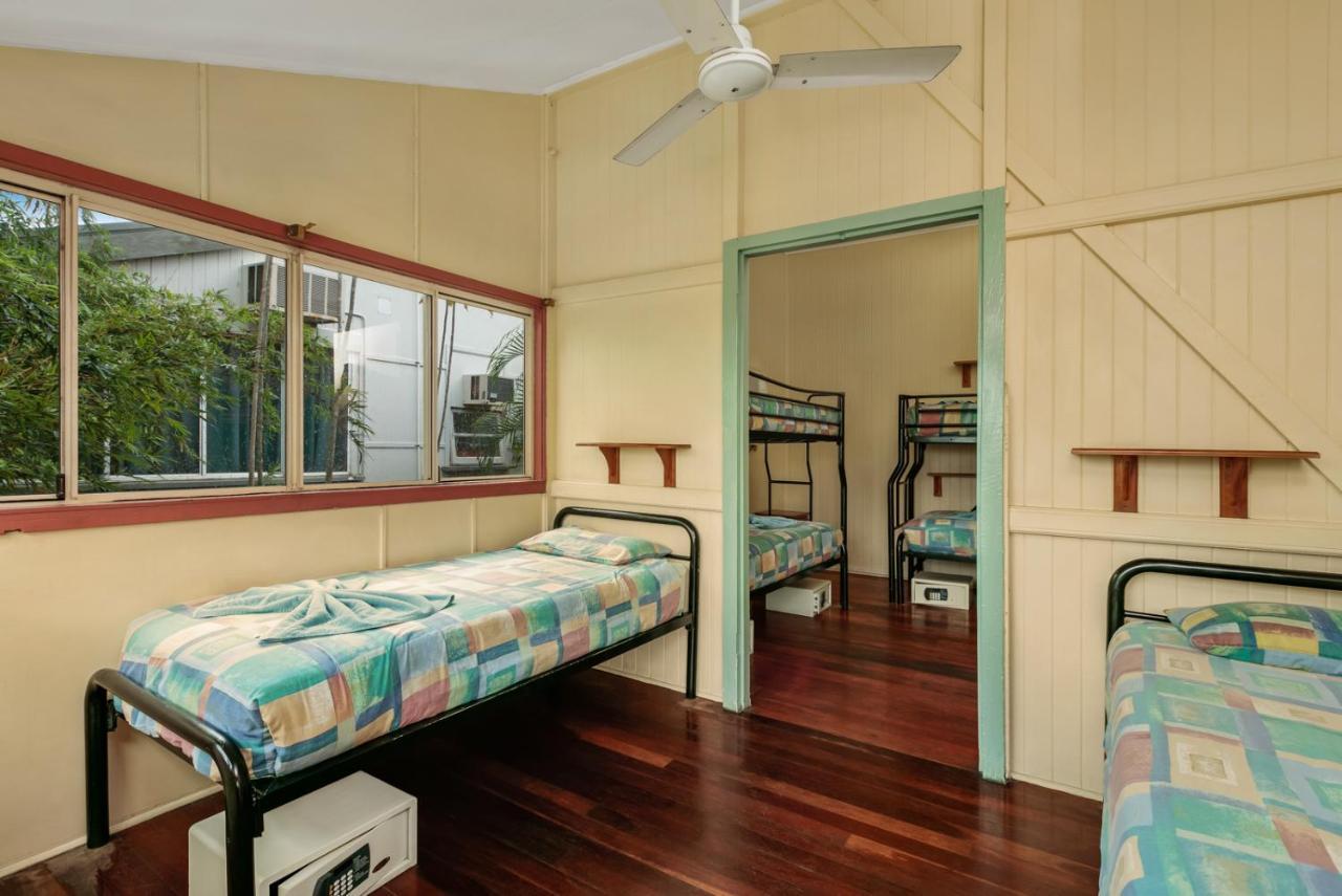 Travellers Oasis Pansiyon Cairns Dış mekan fotoğraf A typical room at a backpacker hostel in Cairns, Australia