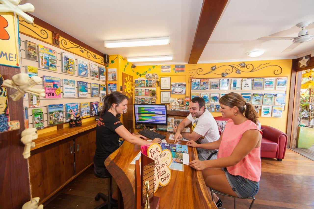 Travellers Oasis Pansiyon Cairns Dış mekan fotoğraf A travel agency in Greece